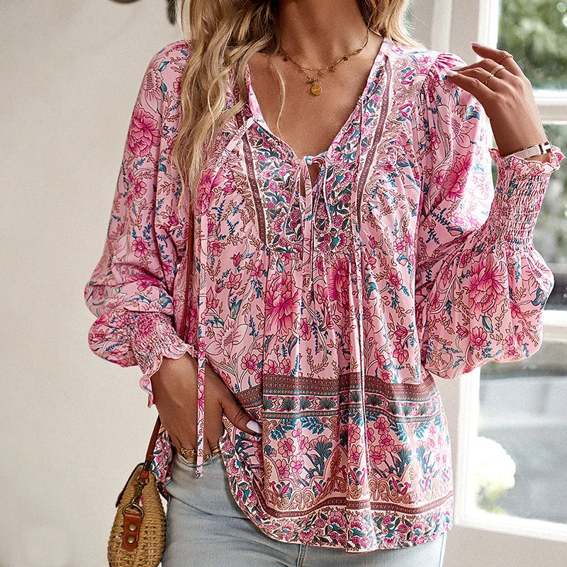 ANIKA I STILVOLLE BLUMENBLUSE
