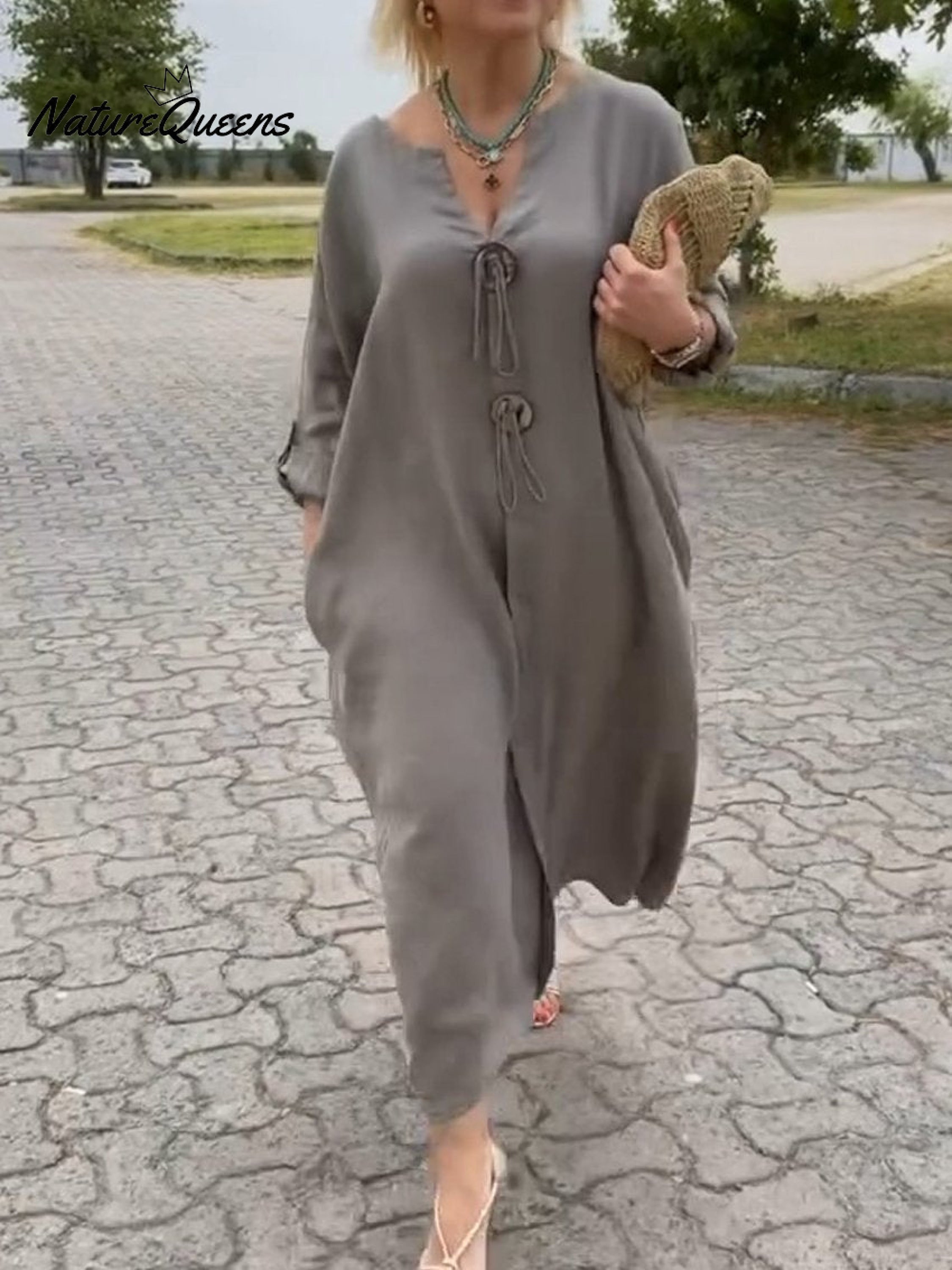 Noor – Lange Kleid mit Holzdetails und lockeren Ärmeln