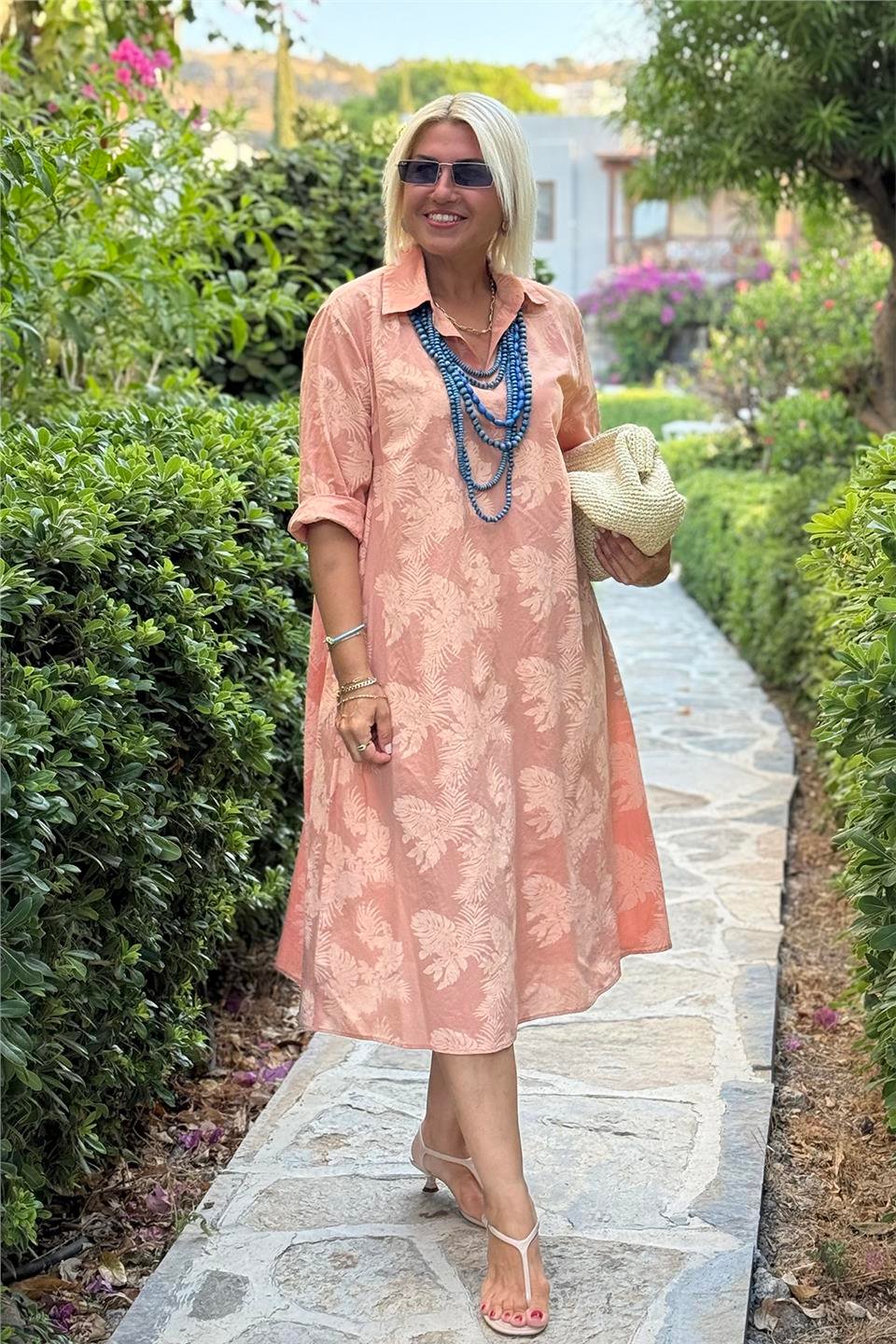 Nora – Kleid mit Blattmuster und entspannter Ausstrahlung