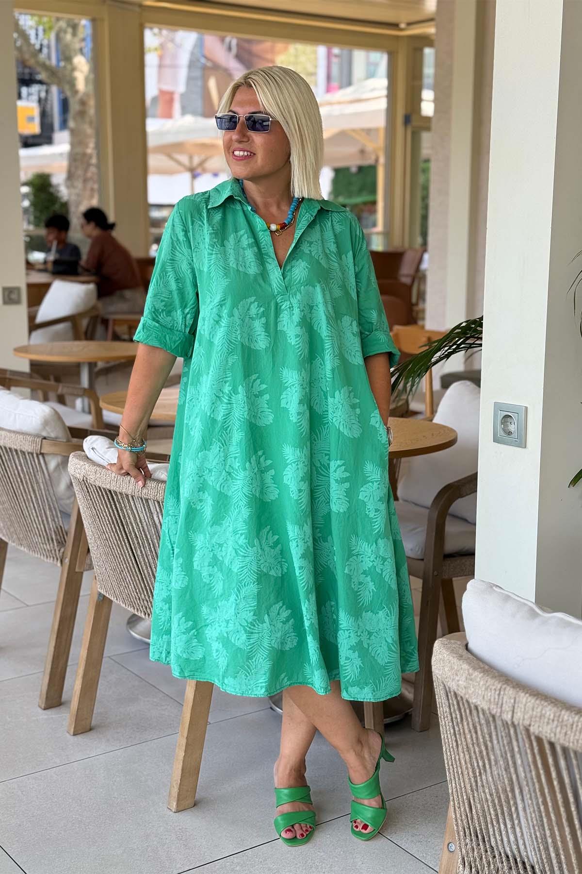 Nora – Kleid mit Blattmuster und entspannter Ausstrahlung