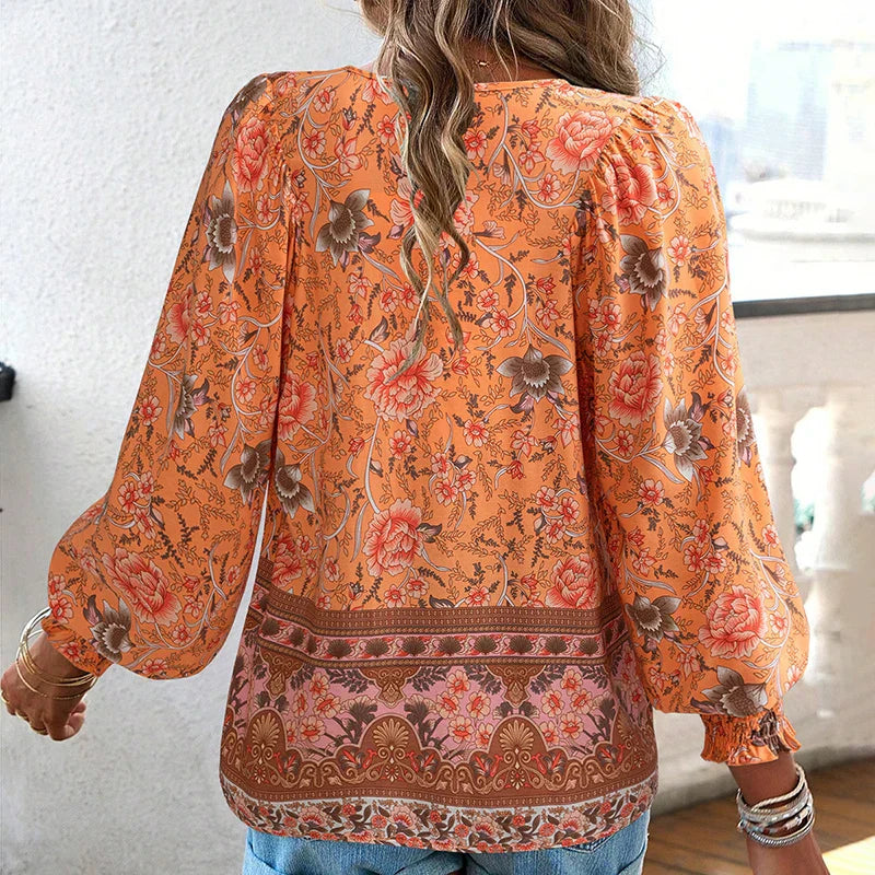 ANIKA I STILVOLLE BLUMENBLUSE