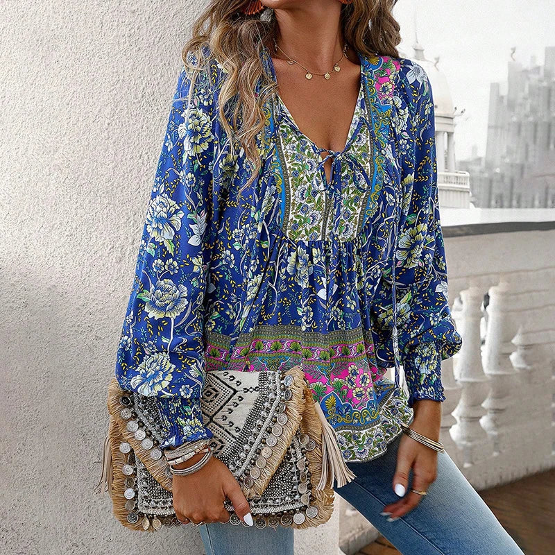 ANIKA I STILVOLLE BLUMENBLUSE