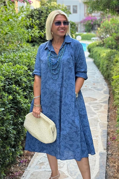 Nora – Kleid mit Blattmuster und entspannter Ausstrahlung
